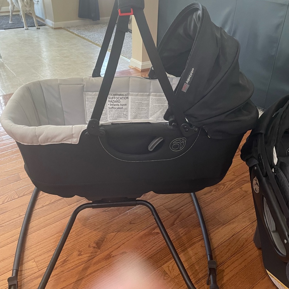 Orbit baby G5 bassinet with swivel rocker base